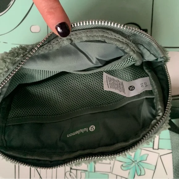 Lululemon Sage Green Sherpa Everywhere Belt Bag - Picture 7 of 7
